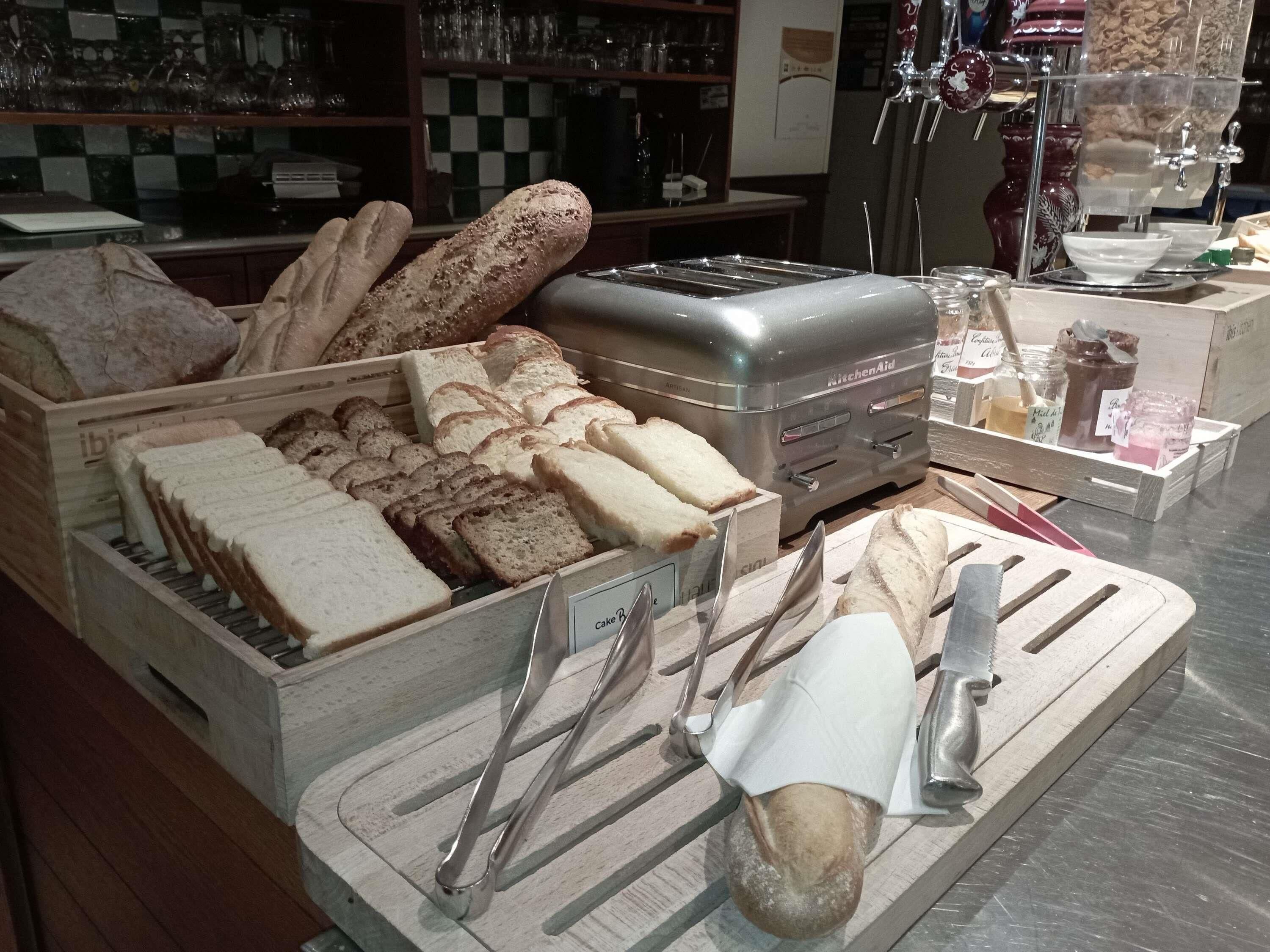 每日供應吃到飽早餐 (每人 EUR12.00)