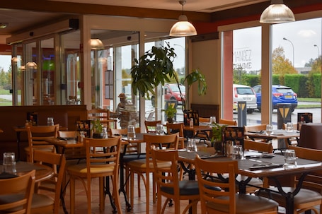 Se sirven cenas . Ibis Albert Pays de Somme