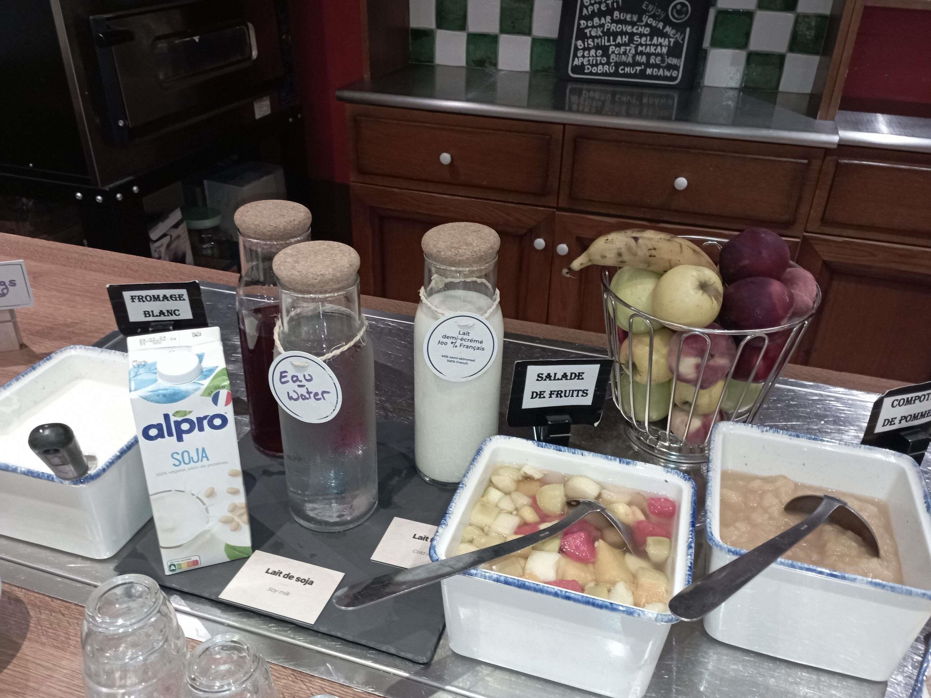 En matutställning med olika typer av mejeriprodukter och frukter.