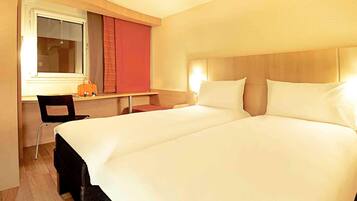 Meja kerja, tirai kedap cahaya, kedap suara, dan setrika/meja setrika