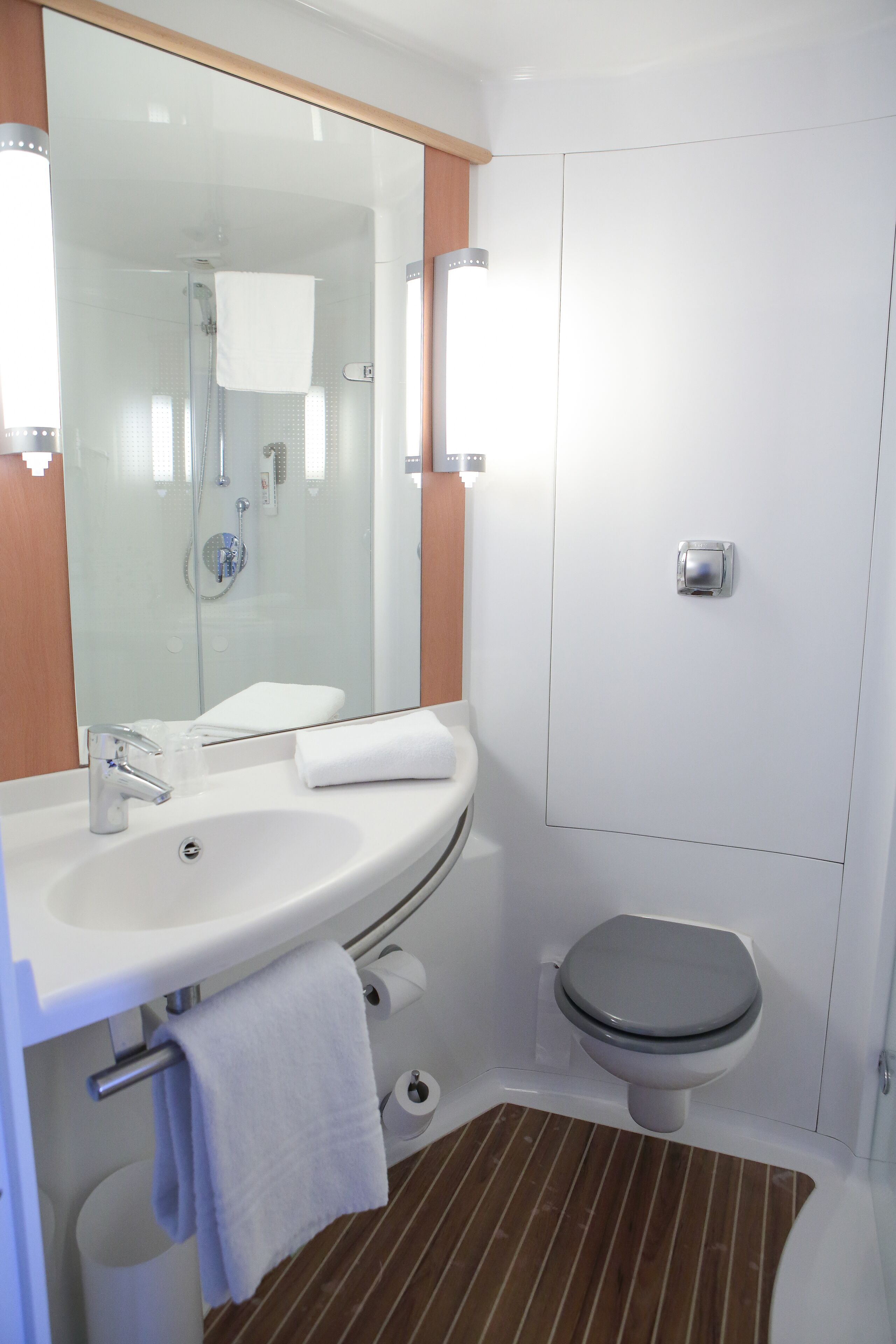 standard room, 2 single beds | bathroom | shower, eco-friendly toiletries, hair dryer, towels