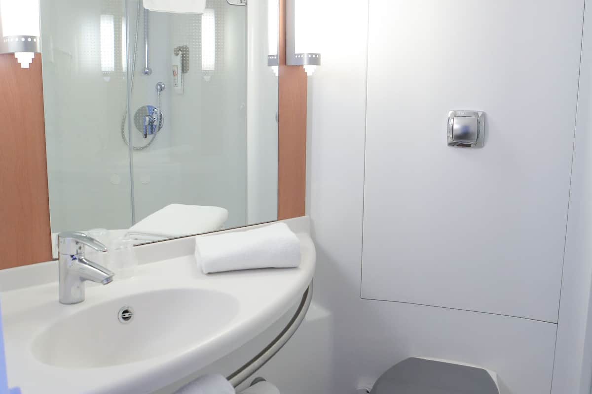 standard room, 2 single beds | bathroom | shower, eco-friendly toiletries, hair dryer, towels