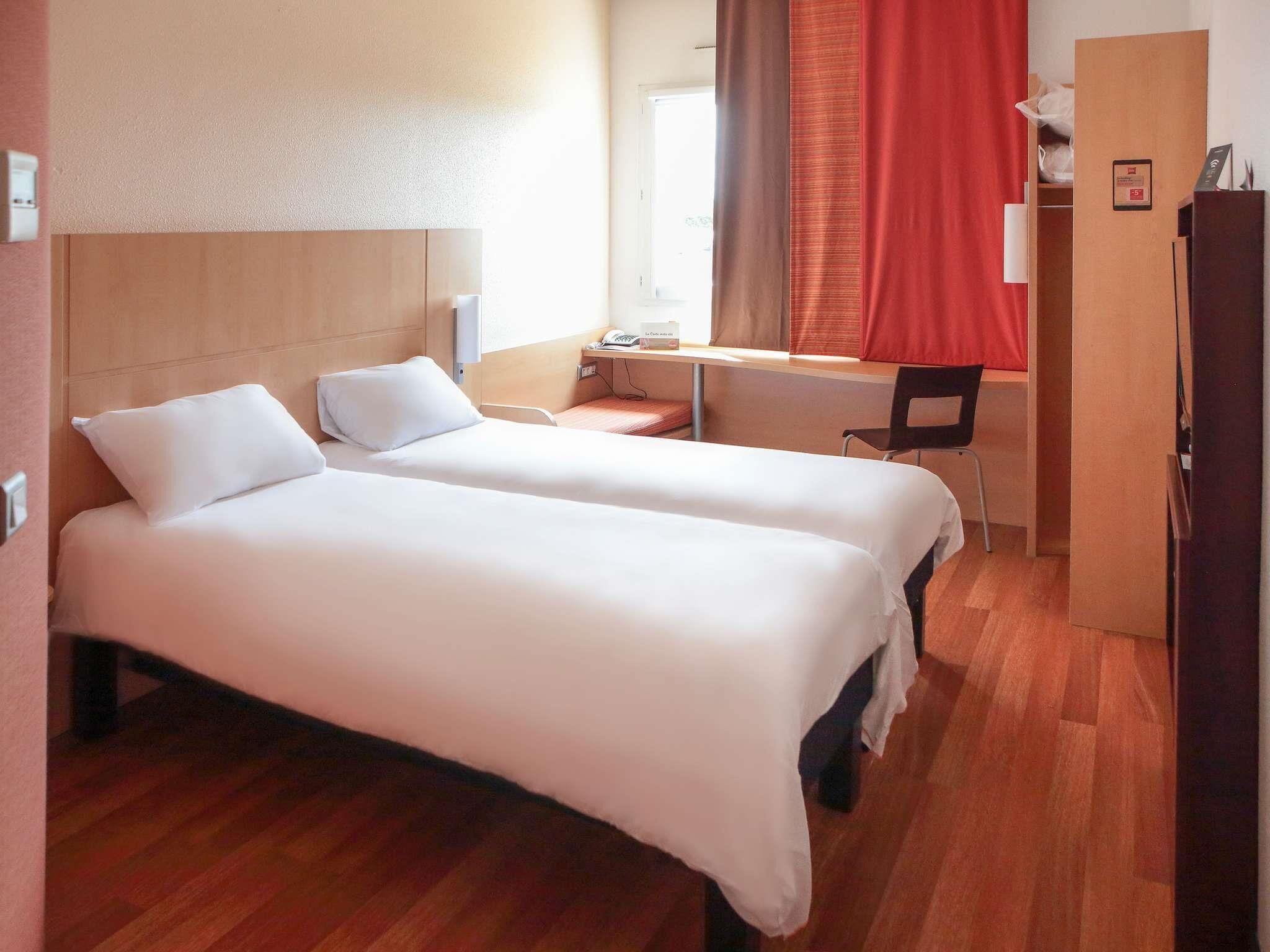 Standard Room, 2 Katil Bujang (Single) | Meja, langsir/tirai gelap terus, kalis bunyi, seterika/papan seterika 