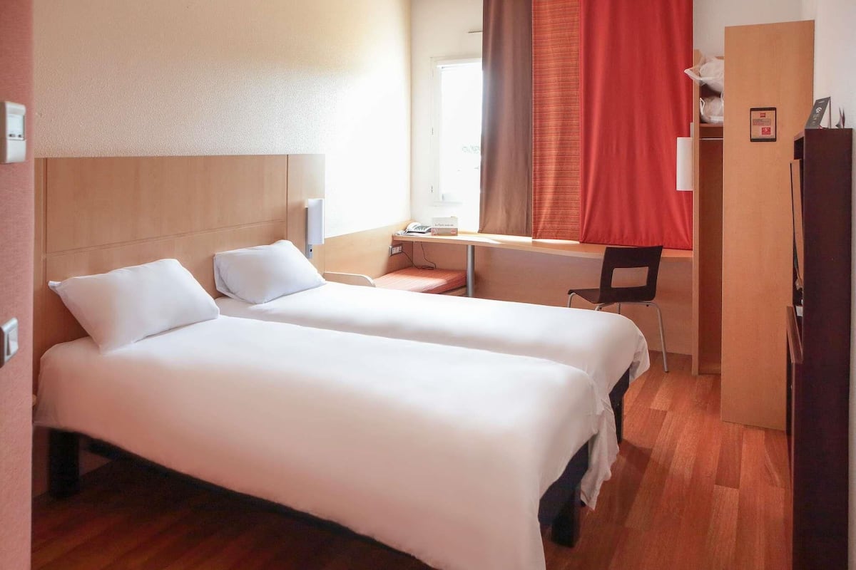 Standard Room, 2 Twin Beds | Desk, blackout drapes, soundproofing, iron/ironing board