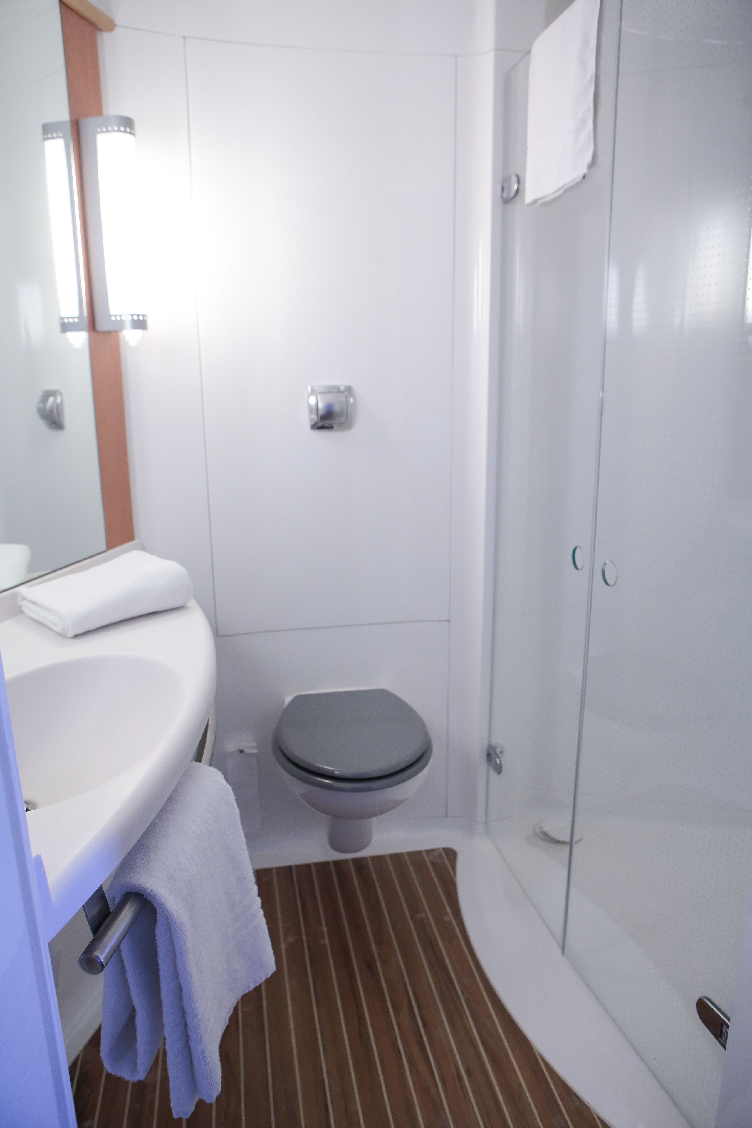 standard room, 2 single beds | bathroom | shower, eco-friendly toiletries, hair dryer, towels