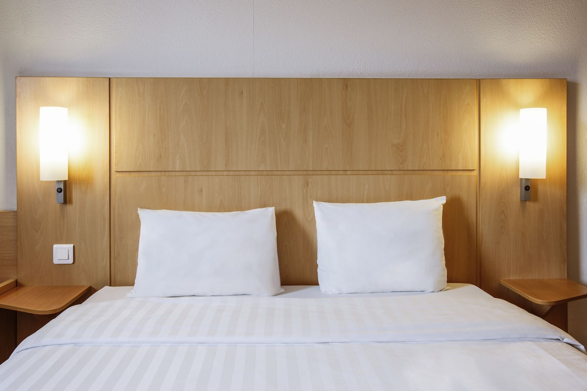 standard room, 1 double bed | desk, blackout curtains, soundproofing, iron/ironing board