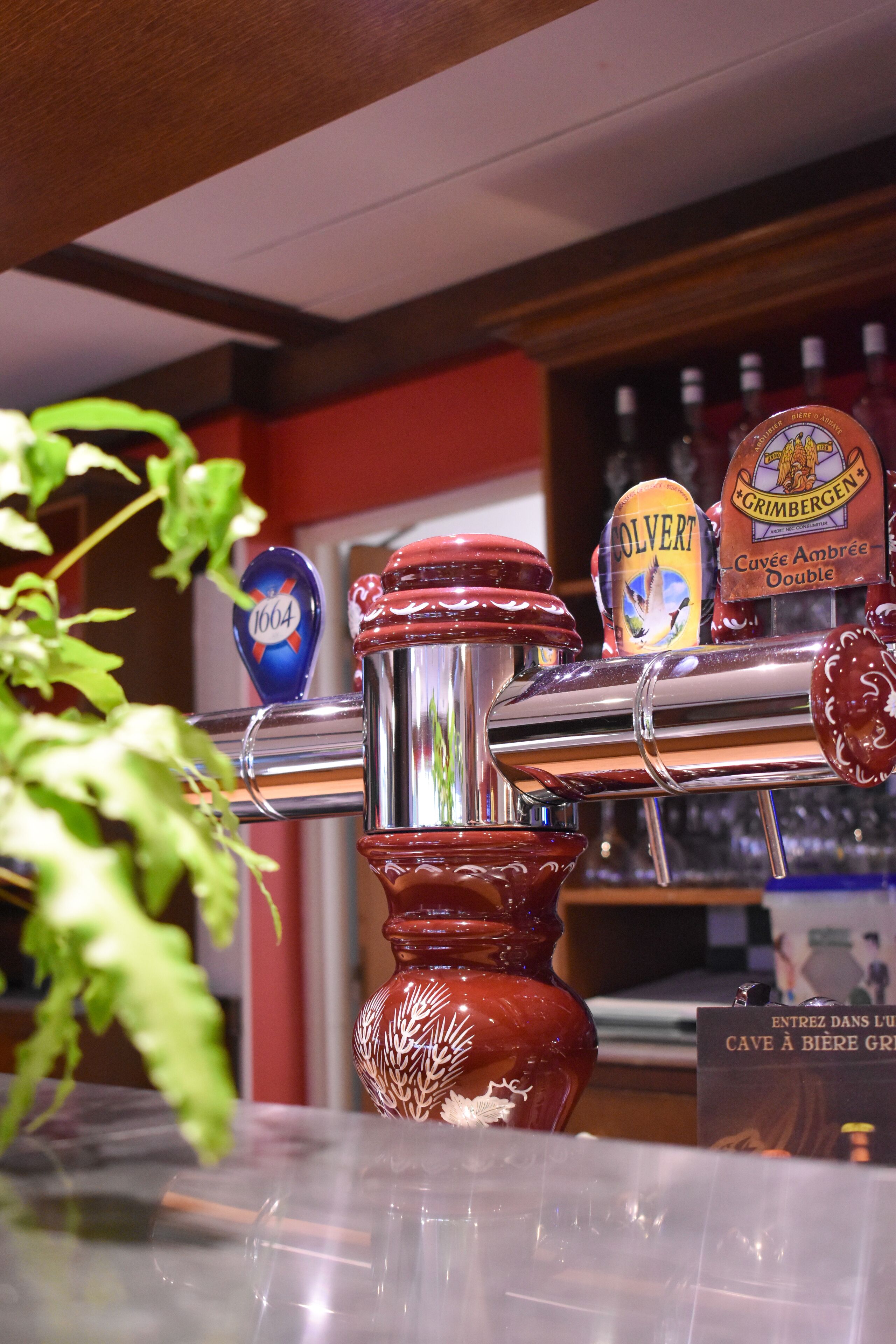 Una llave de cerveza con varios grifos, cada uno identificado con una marca de cerveza distinta.
