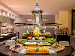 Café da manhã completo todos os dias mediante uma taxa