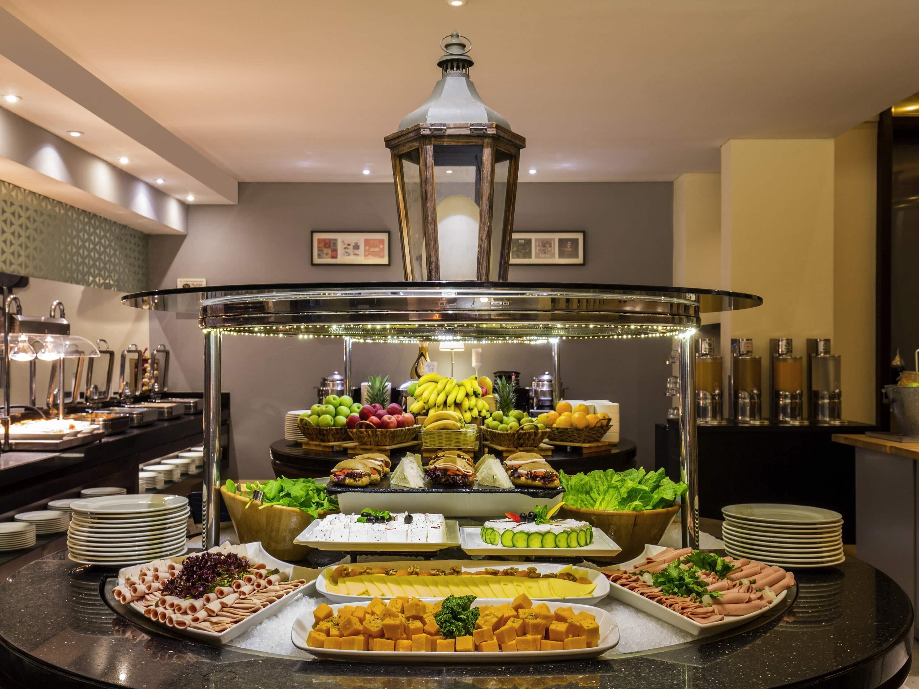 Serveert ontbijt, lunch, diner, internationale gerechten 