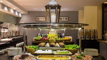 Serveert ontbijt, lunch, diner, internationale gerechten