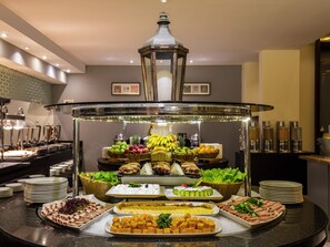 Der serveres morgenmad, frokost, aftensmad og internationale retter 