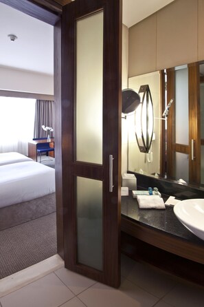 Separate bathtub and shower, deep-soaking bathtub - Novotel Deira Creekside Dubai (Dubai)