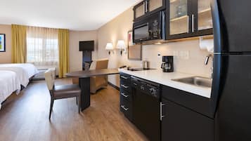 Studiosuite, 2 Queen-Betten | Hochwertige Bettwaren, Schreibtisch, laptopgeeigneter Arbeitsplatz