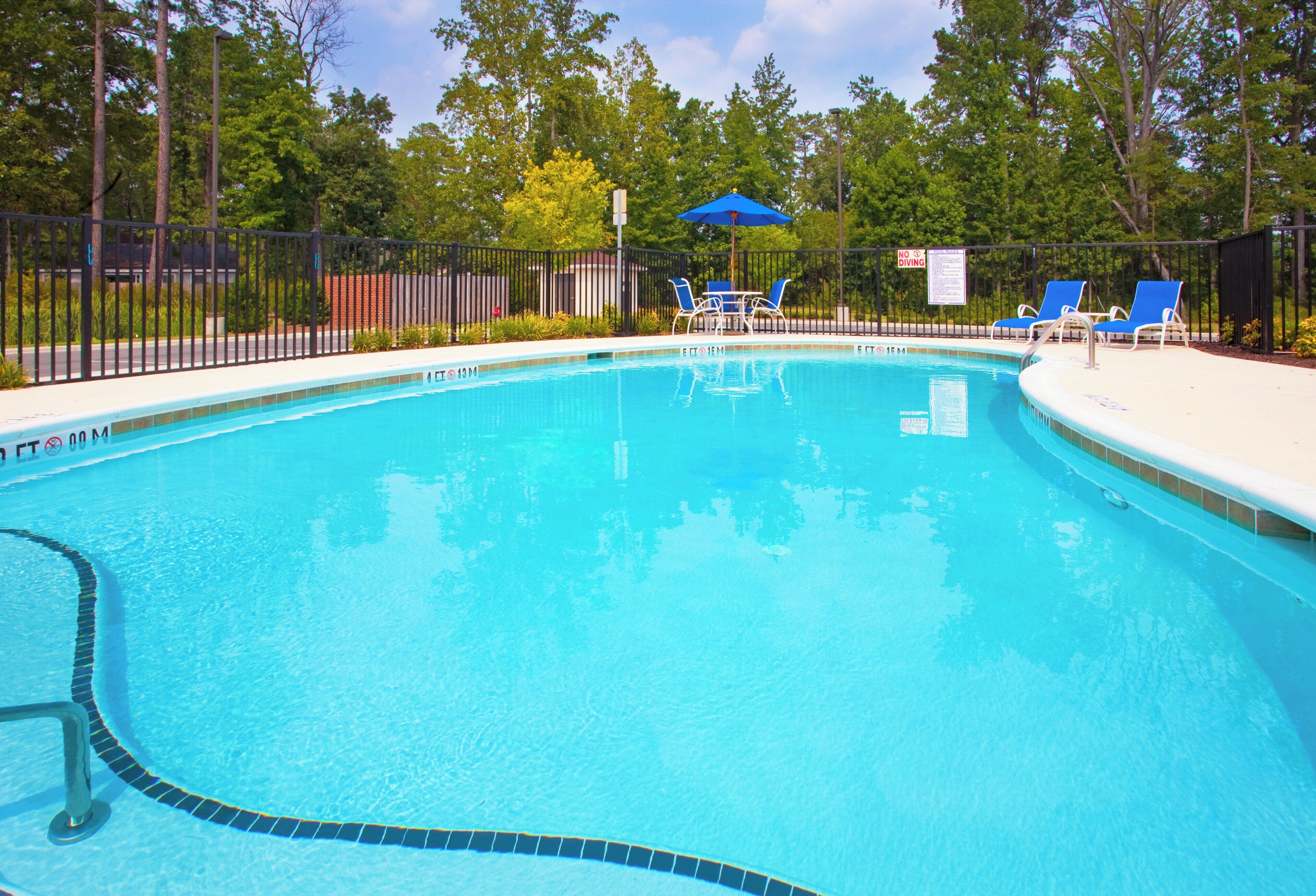 Piscine extérieure (ouverte en saison), chaises longues