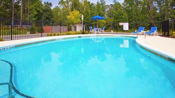 Piscine extérieure (ouverte en saison), chaises longues