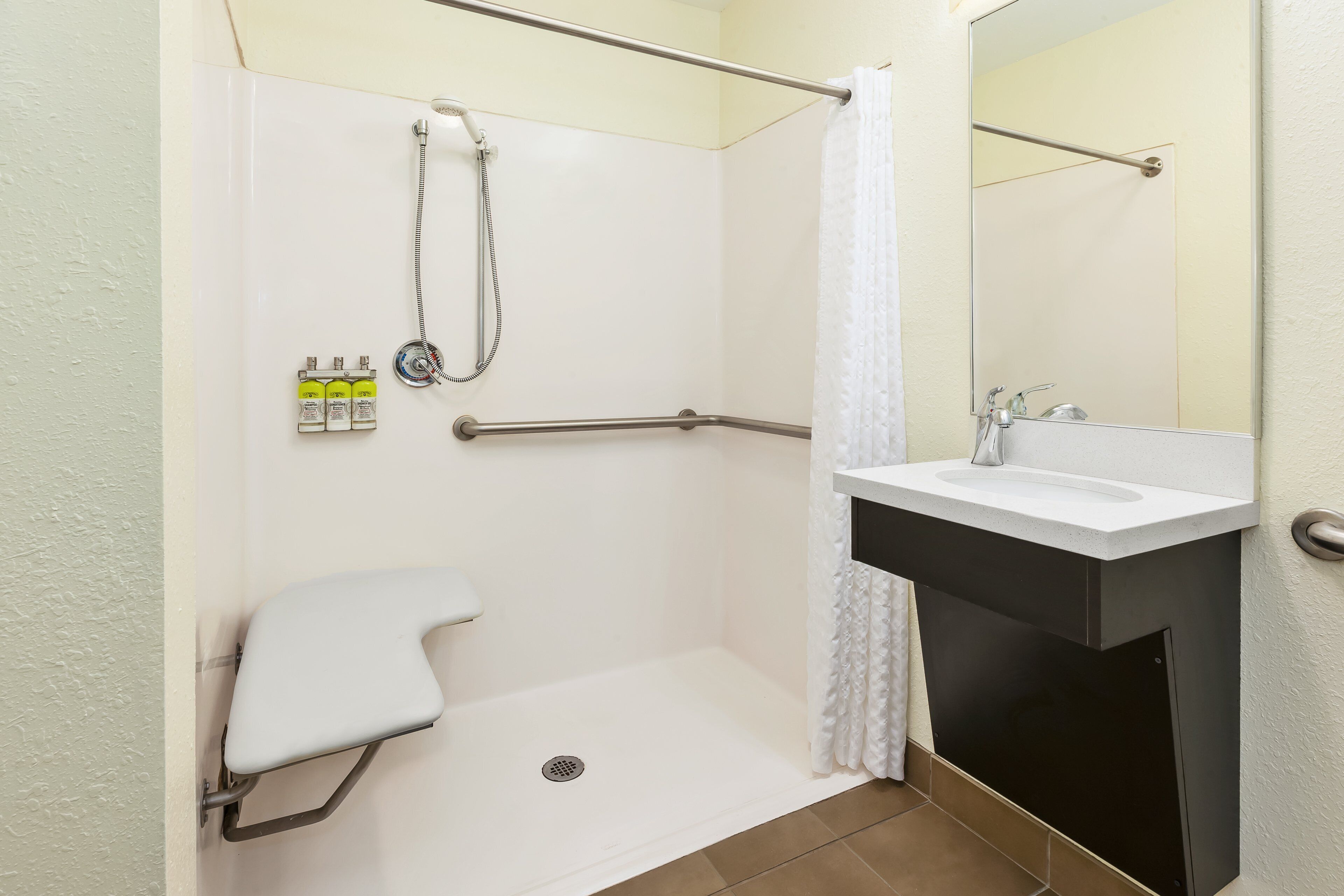 combined shower/bathtub, free toiletries, hair dryer, towels