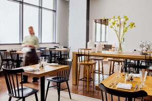 Serveert ontbijt, diner en brunch