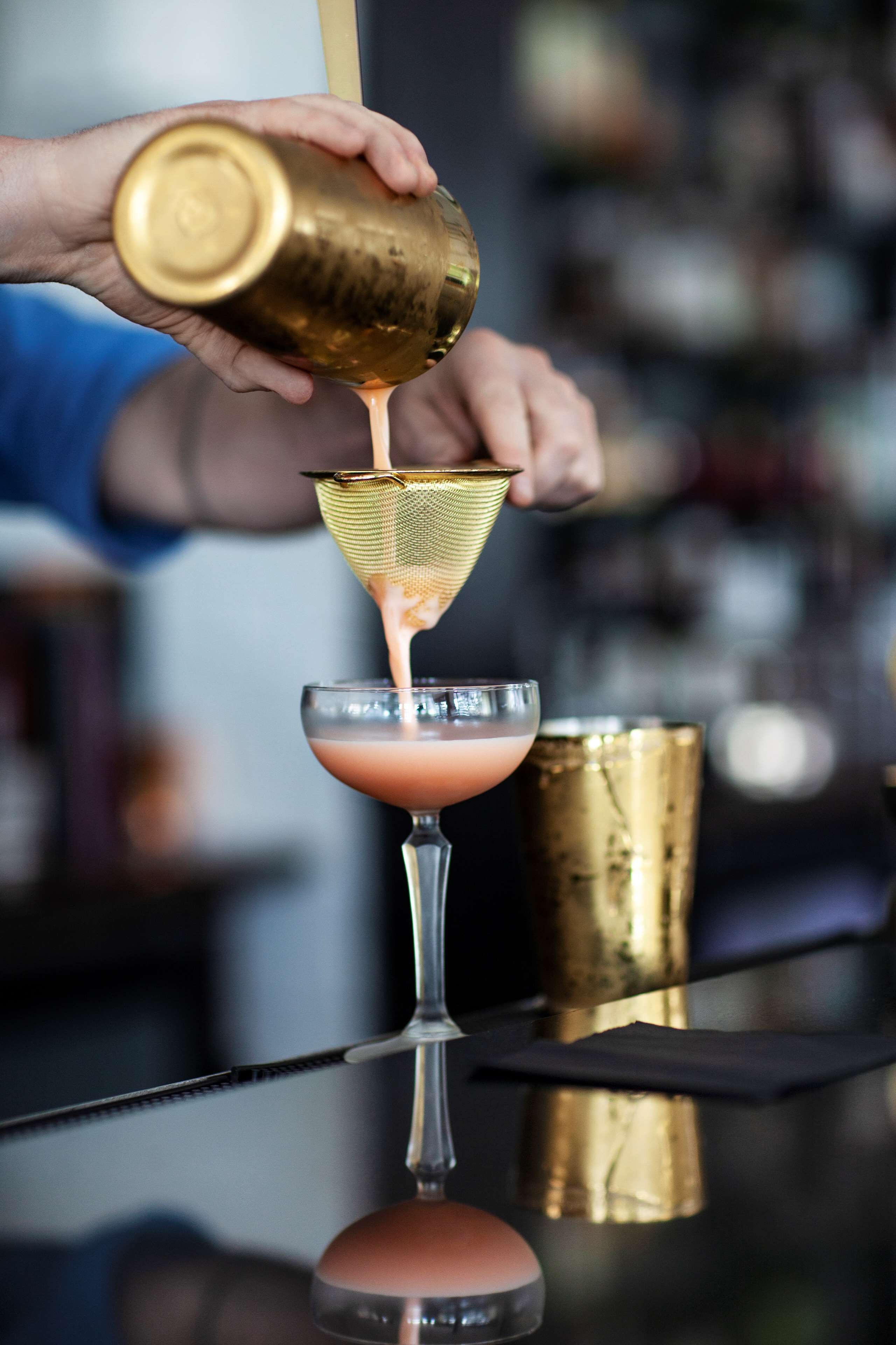 Un barman verse une boisson dans un verre.