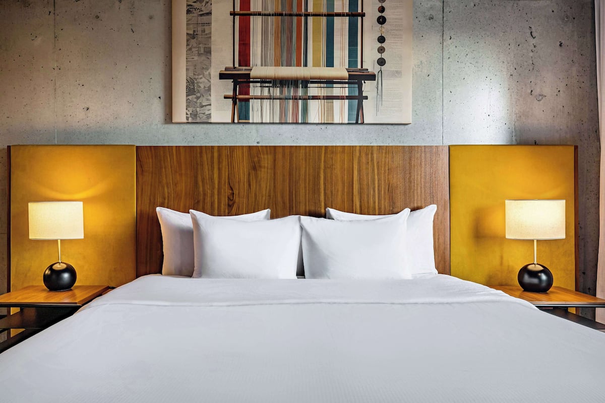 Bộ đồ giường kháng dị ứng, chăn bông, nệm có lớp đệm bông, minibar