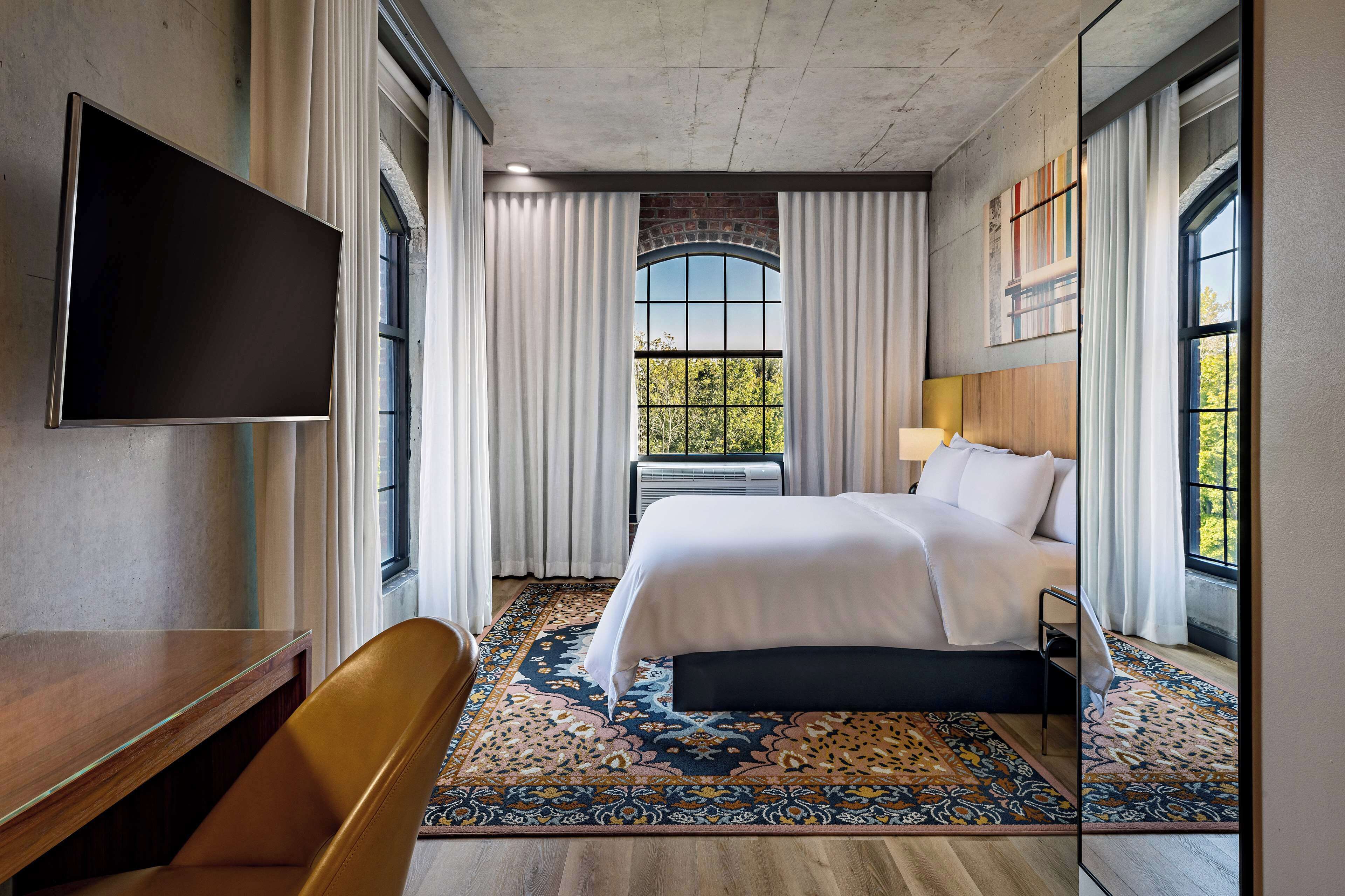 room, 1 king bed, river view, corner | hypo-allergenic bedding, down duvets, pillow-top beds, minibar