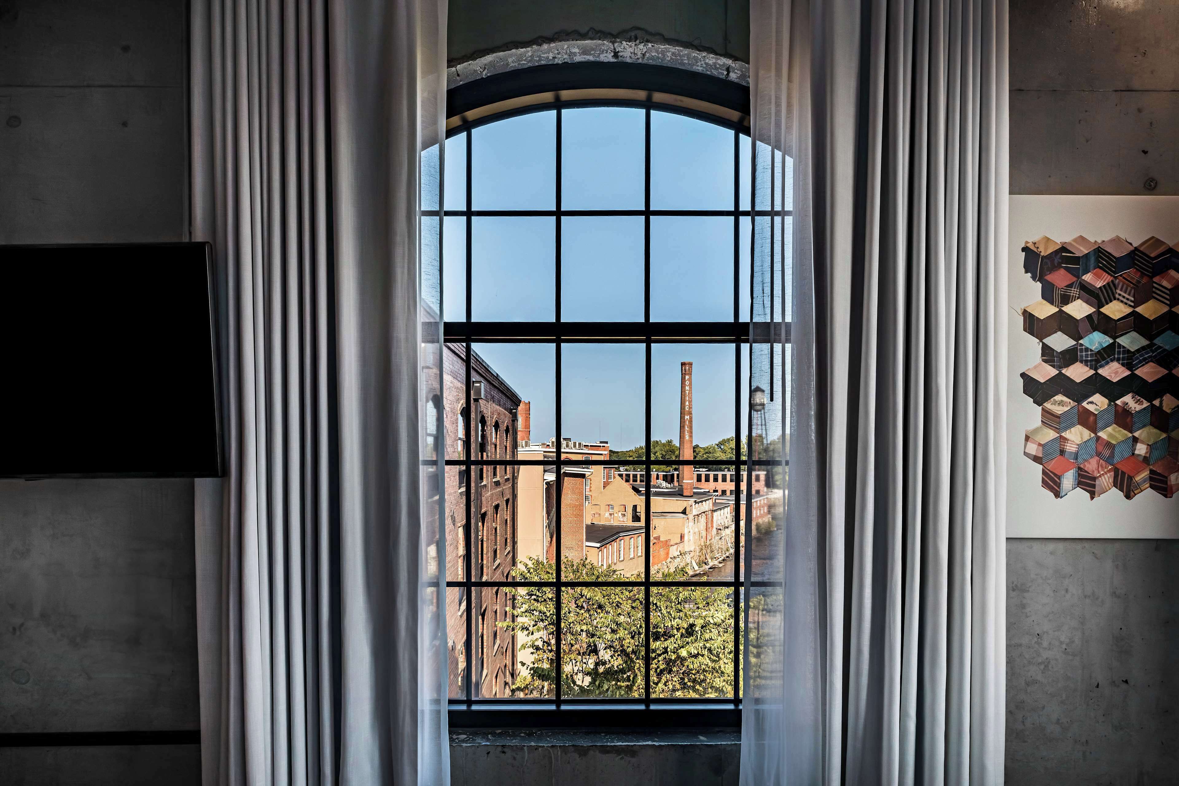 room, 1 king bed, river view, corner | view from room