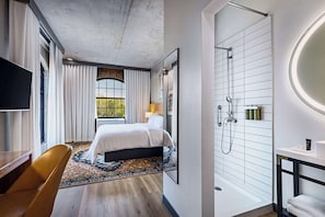 Chambre, 1 très grand lit, vue fleuve, en angle | Douche de la salle de bain