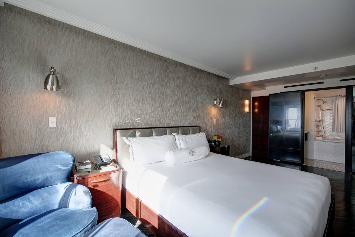 Standard Room | Peralatan tempat tidur premium, bar mini, peti besi dalam bilik, meja