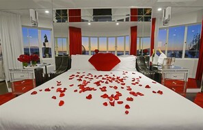 Peralatan tempat tidur premium, bar mini, peti besi dalam bilik, meja 
