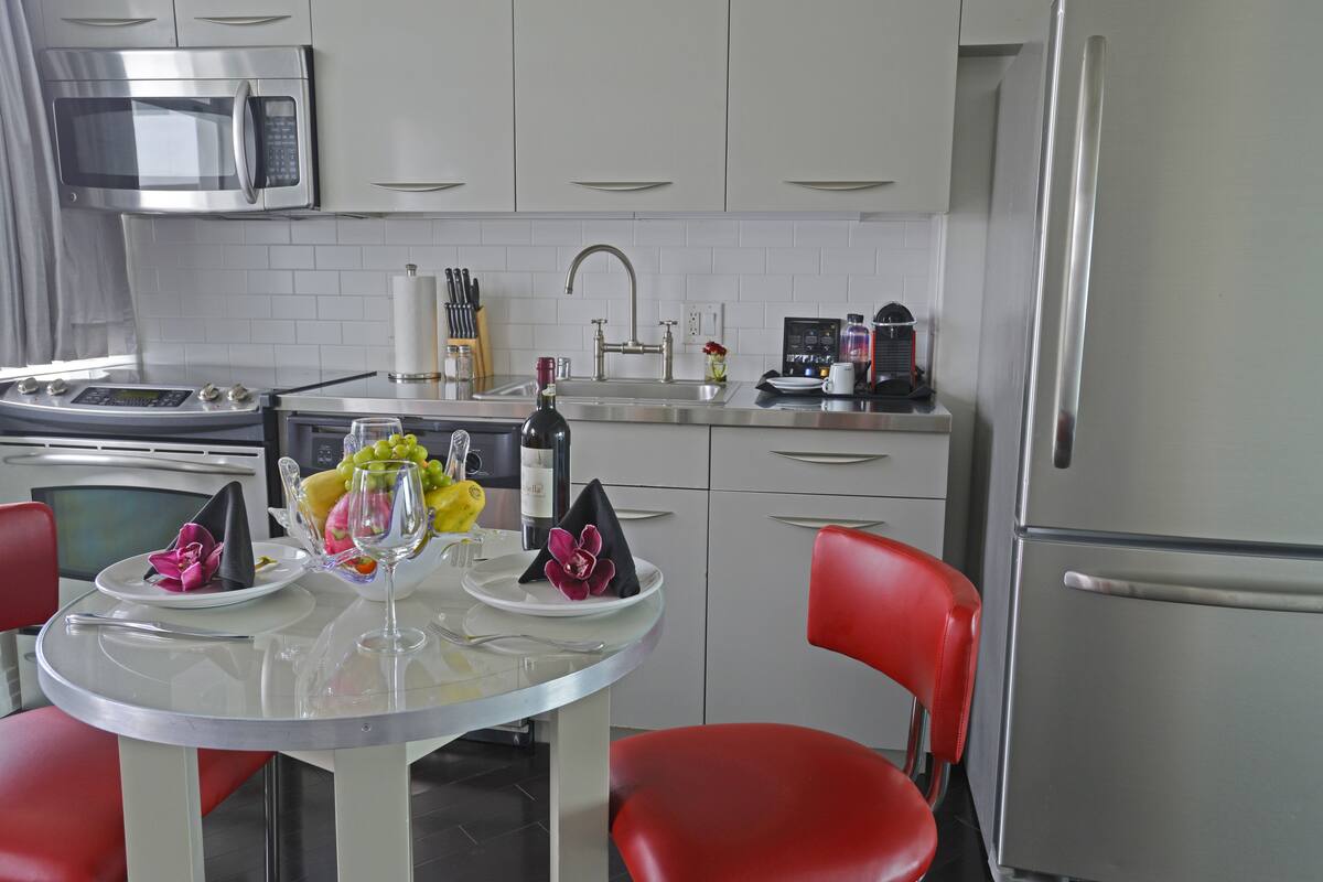 Suite, 1 Bedroom, Kitchen | Dapur kecil peribadi | Pembancuh kopi/teh, alat memasak/pinggan mangkuk/perkakas dapur