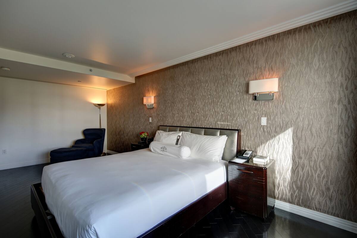 Peralatan tempat tidur premium, bar mini, peti besi dalam bilik, meja