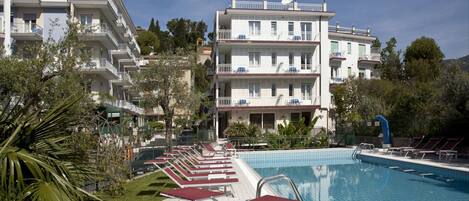 2 piscine all'aperto, ombrelloni da piscina, lettini