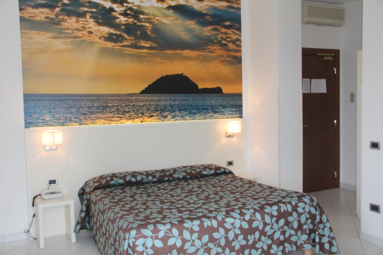 Escritorio, cunas, wifi gratis y ropa de cama 