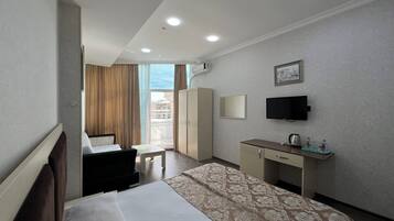 Hypo-allergenic bedding, minibar, in-room safe, blackout curtains