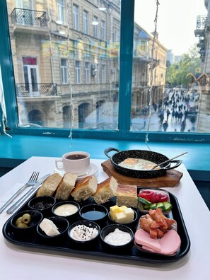 每日供应欧陆式早餐（每人 AZN 15）