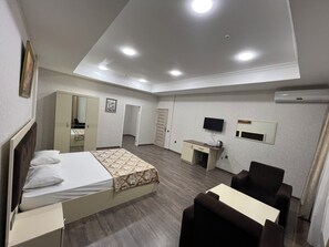 Kamar Triple Keluarga | Seprai antialergi, minibar, brankas, dan tirai kedap cahaya