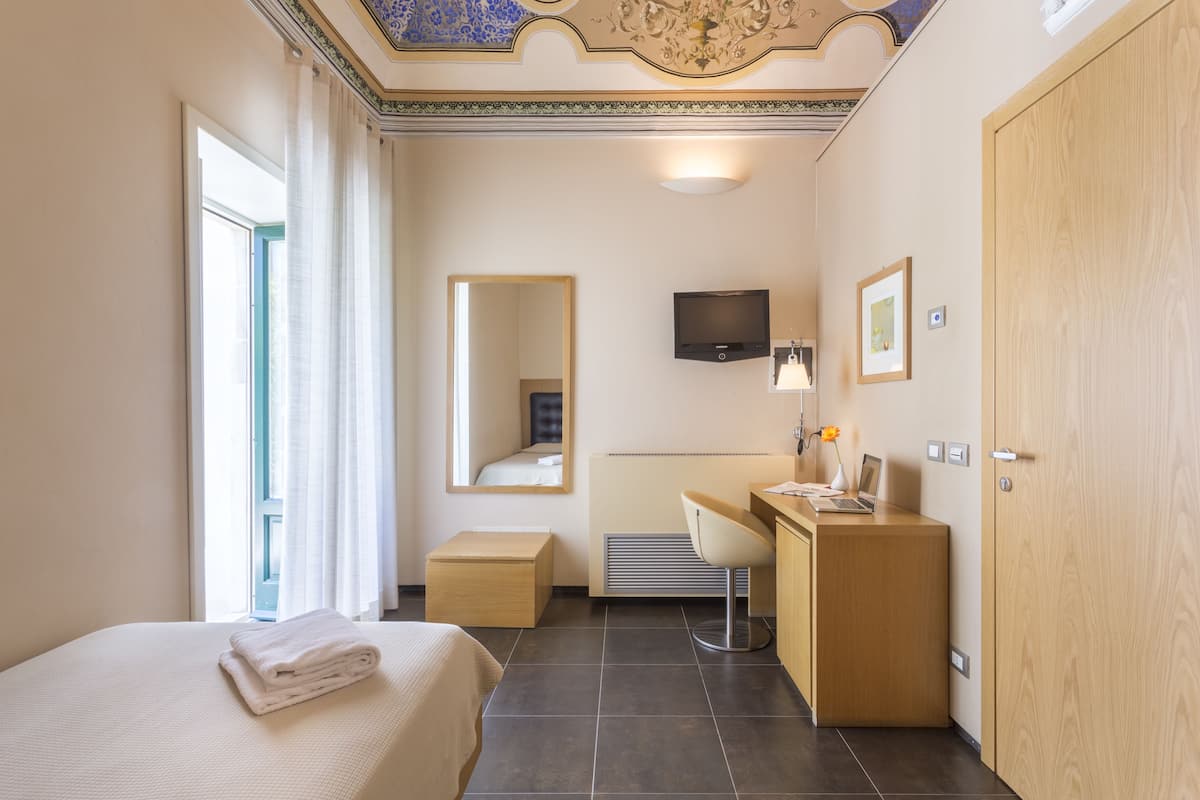 single room | premium bedding, minibar, in-room safe, desk