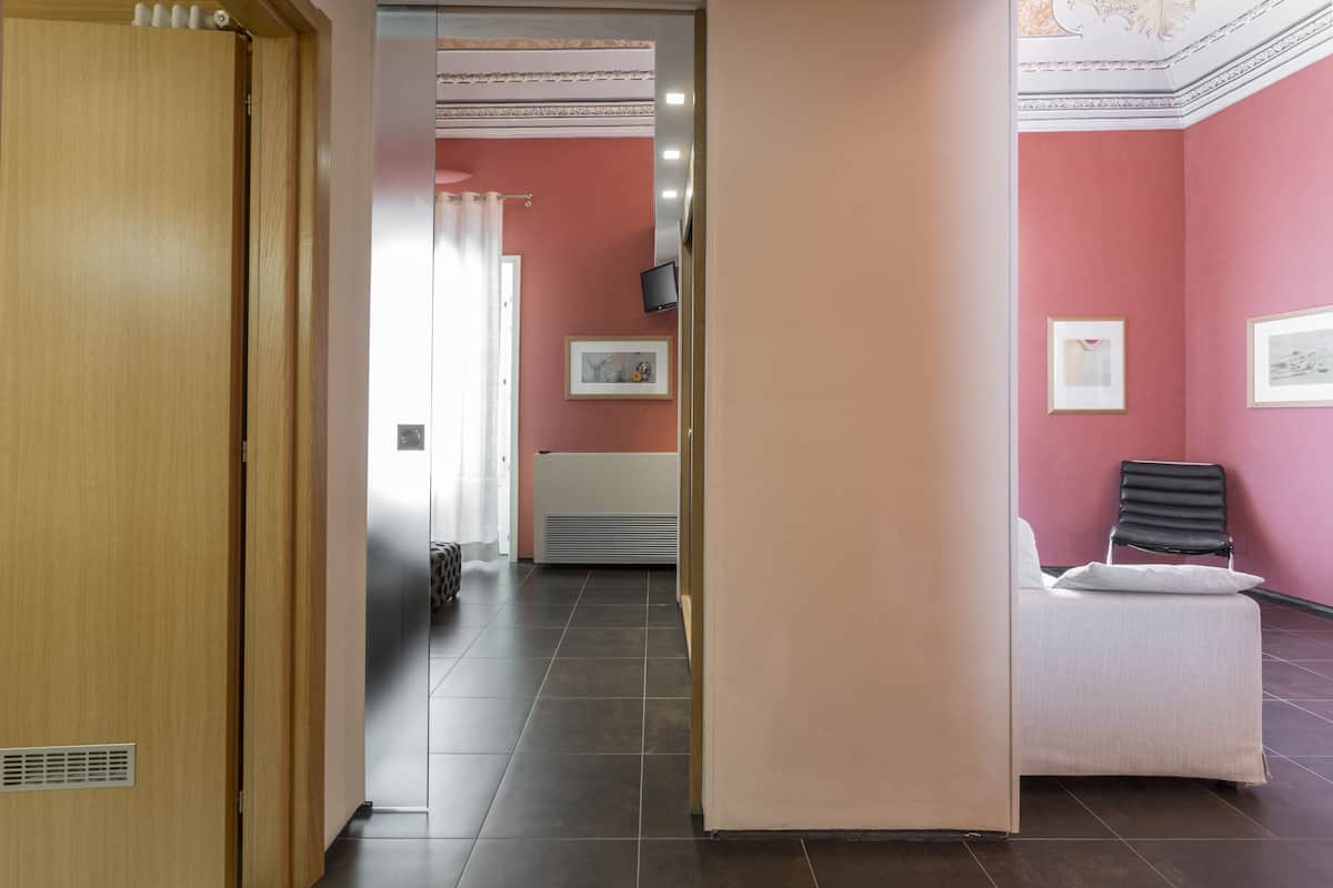 Suite | Luxe beddengoed, een minibar, een kluis op de kamer, een bureau