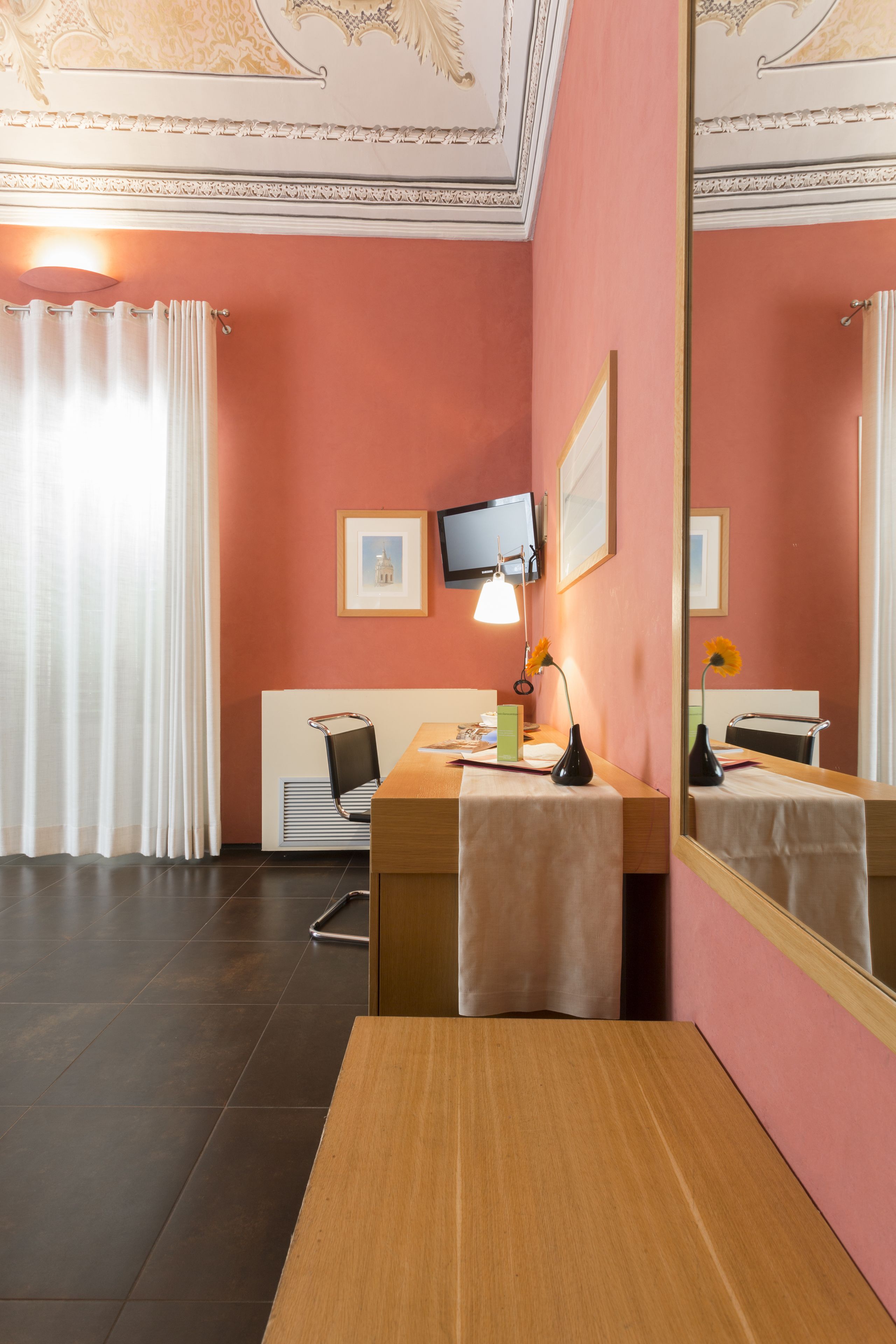 suite | premium bedding, minibar, in-room safe, desk