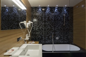 Standard Double Room | Bathroom