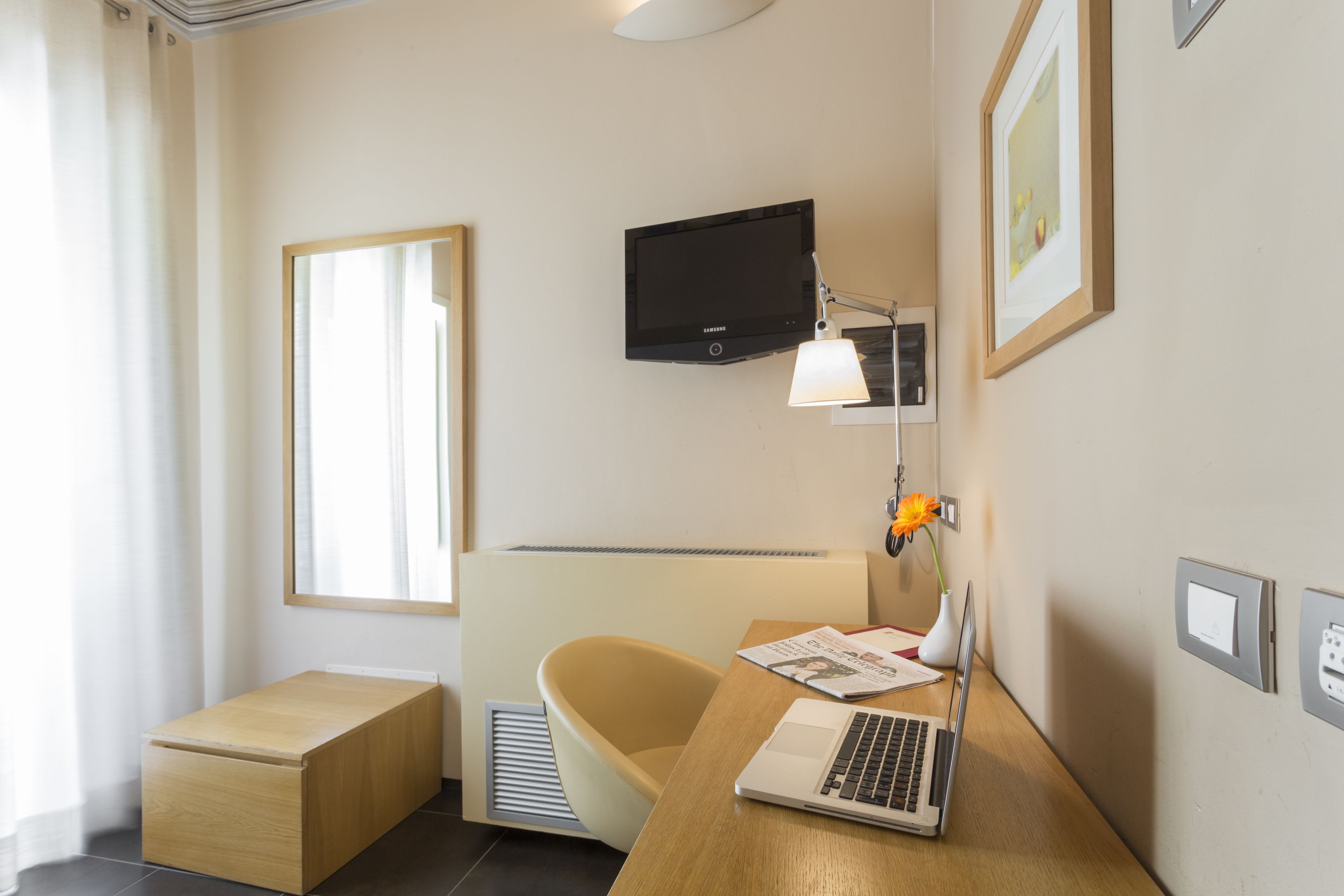 single room | premium bedding, minibar, in-room safe, desk