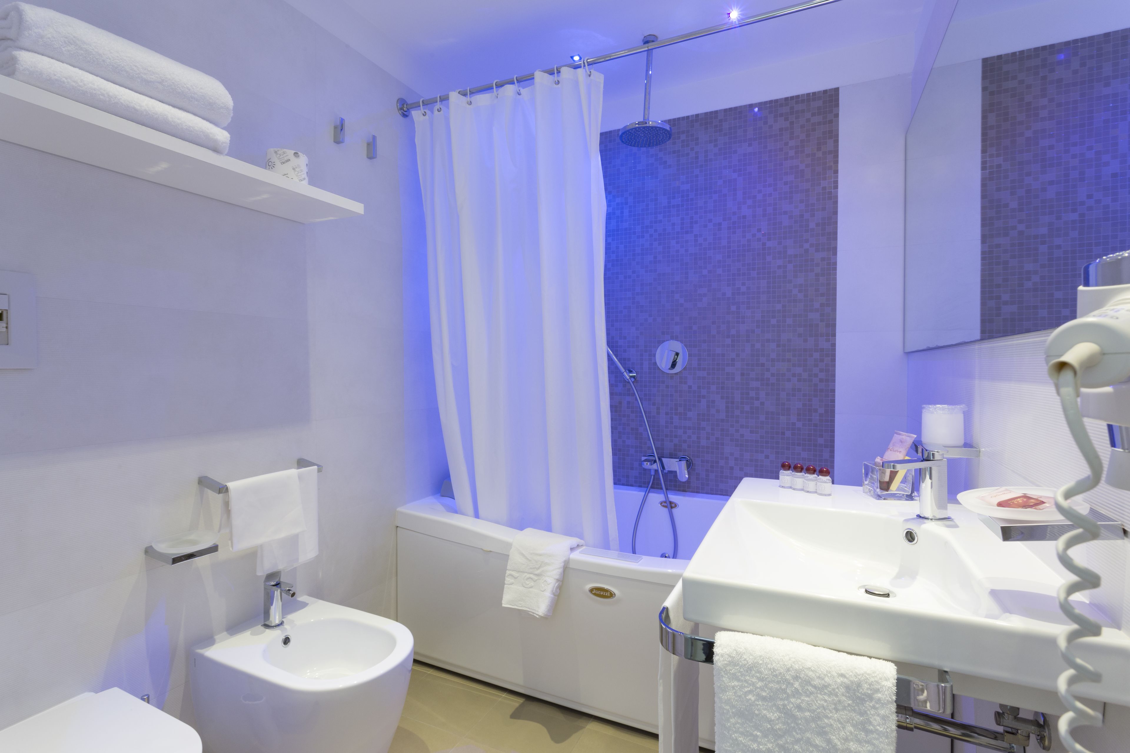 Un baño moderno con bañera, inodoro y lavamanos.