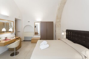 經典雙人房 | 高級寢具、迷你吧、房內夾萬、書桌