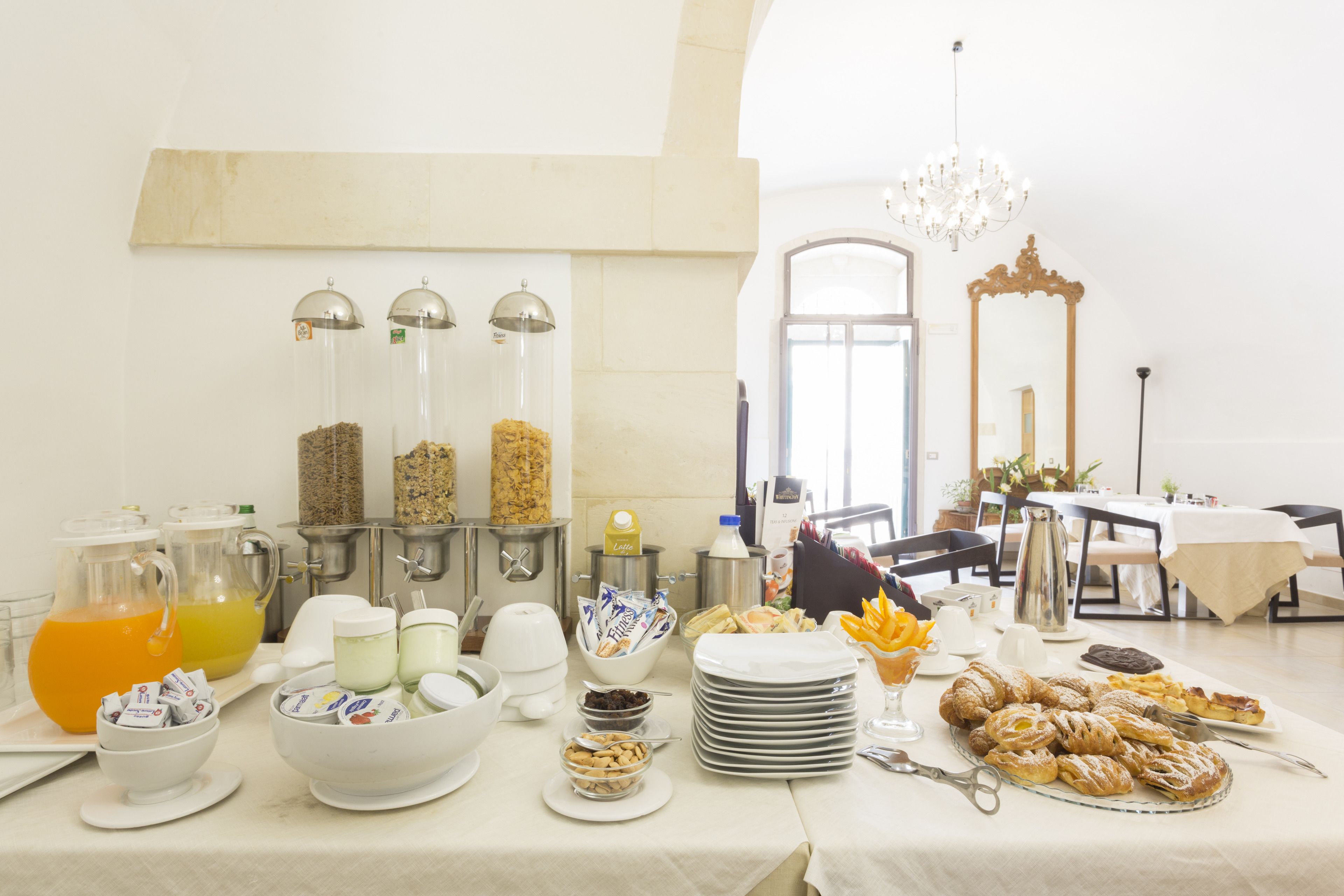 Ein reichhaltiges Frühstücksbuffet mit verschiedenen Speisen und Getränken.