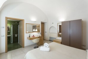 Habitació doble clàssica | Roba de llit d'alta qualitat, minibar i caixa forta a l'habitació 