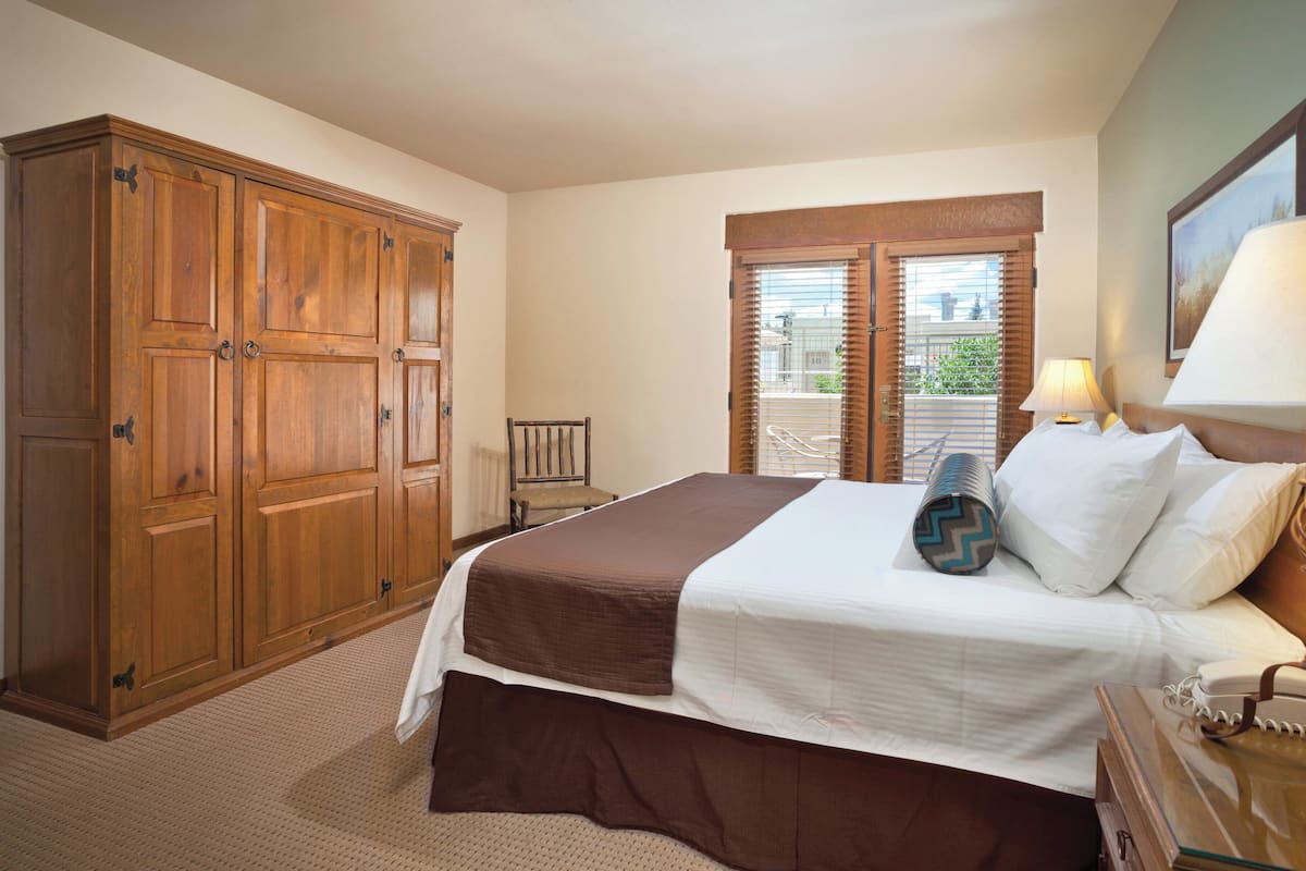 Deluxe Suite, 1 Bedroom, Non Smoking, Kitchenette | Desk, blackout drapes, iron/ironing board, WiFi