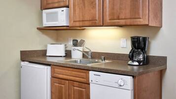 Estudio estándar, para no fumadores, cocineta | Cocineta privada | Frigobar, microondas, lavavajillas y cafetera y tetera
