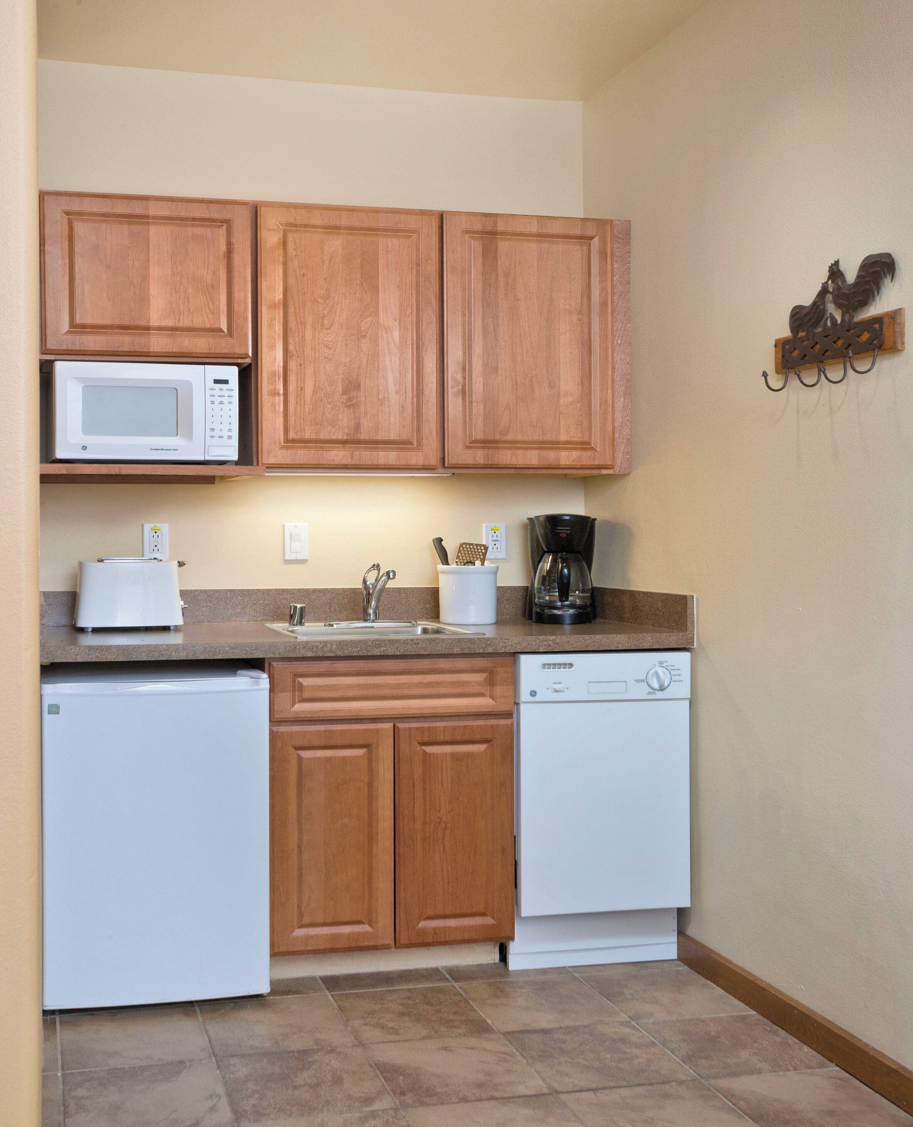 deluxe suite, 1 bedroom, non smoking, kitchenette | property amenity