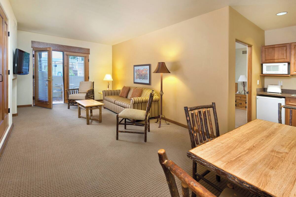 Deluxe Suite, 1 Bedroom, Non Smoking, Kitchenette | In-room dining
