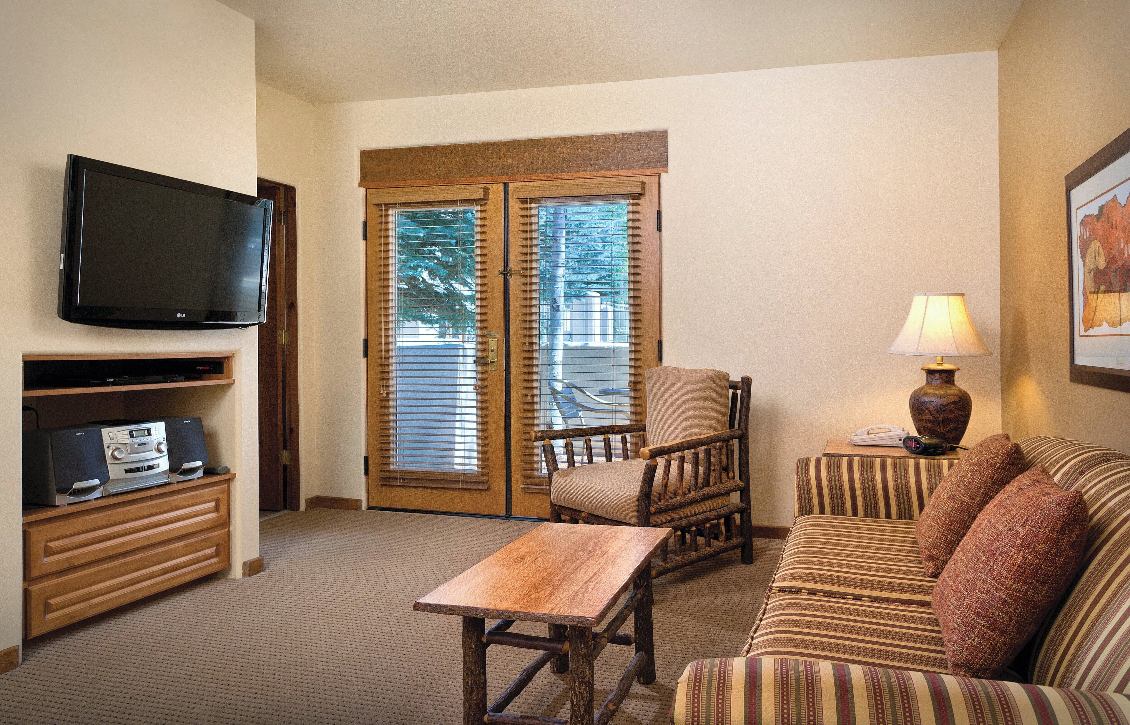 deluxe suite, 1 bedroom, non smoking, kitchenette | desk, blackout curtains, iron/ironing board, wifi