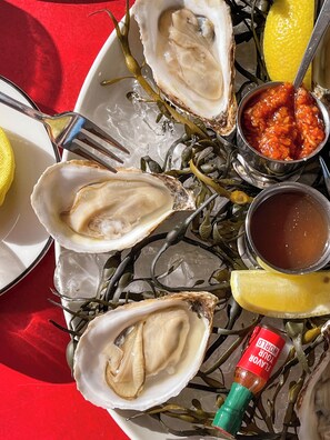 2 Restaurants, Frühstück, Mittagessen, Abendessen, amerikanische Küche